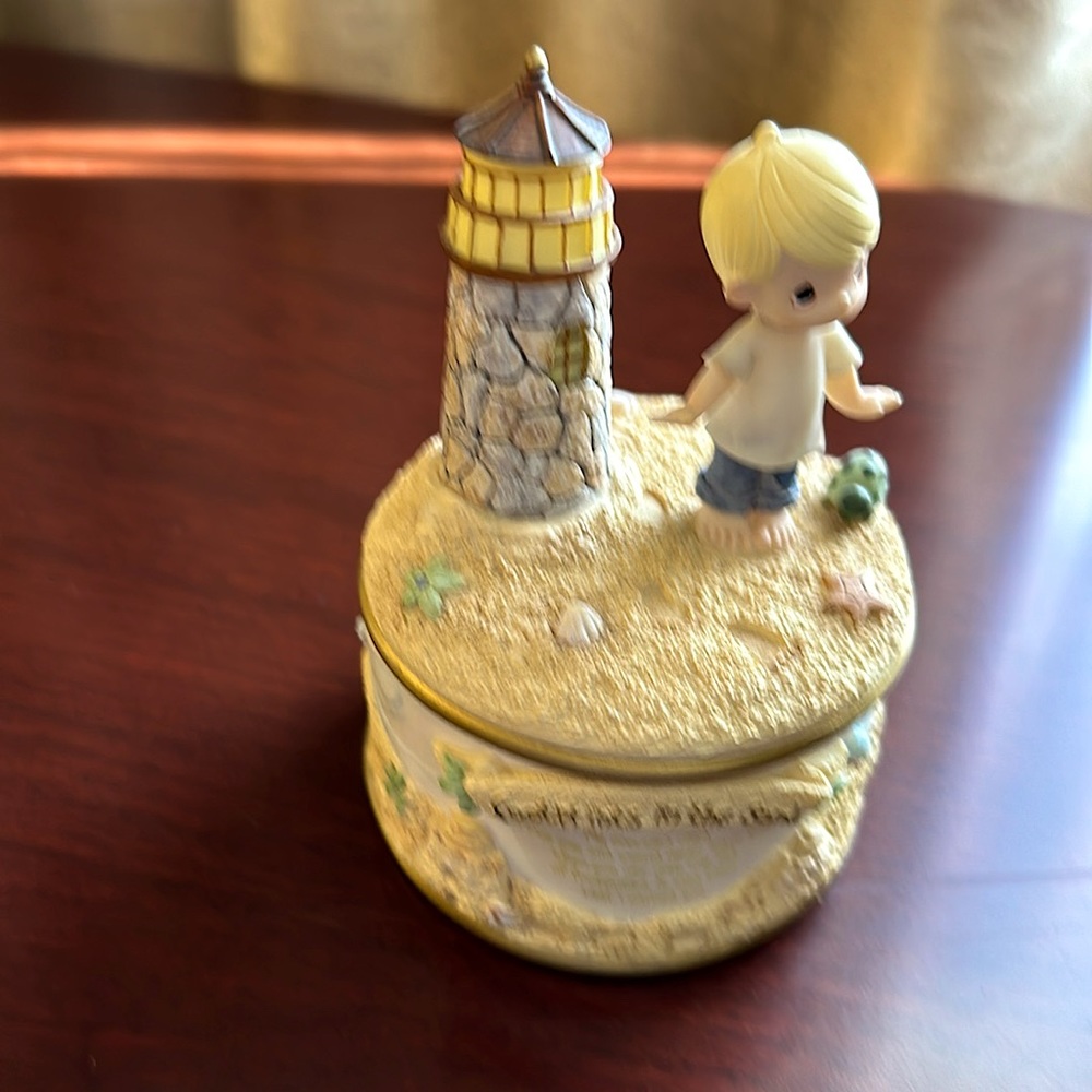 Music boxes Precious Moments Collectables